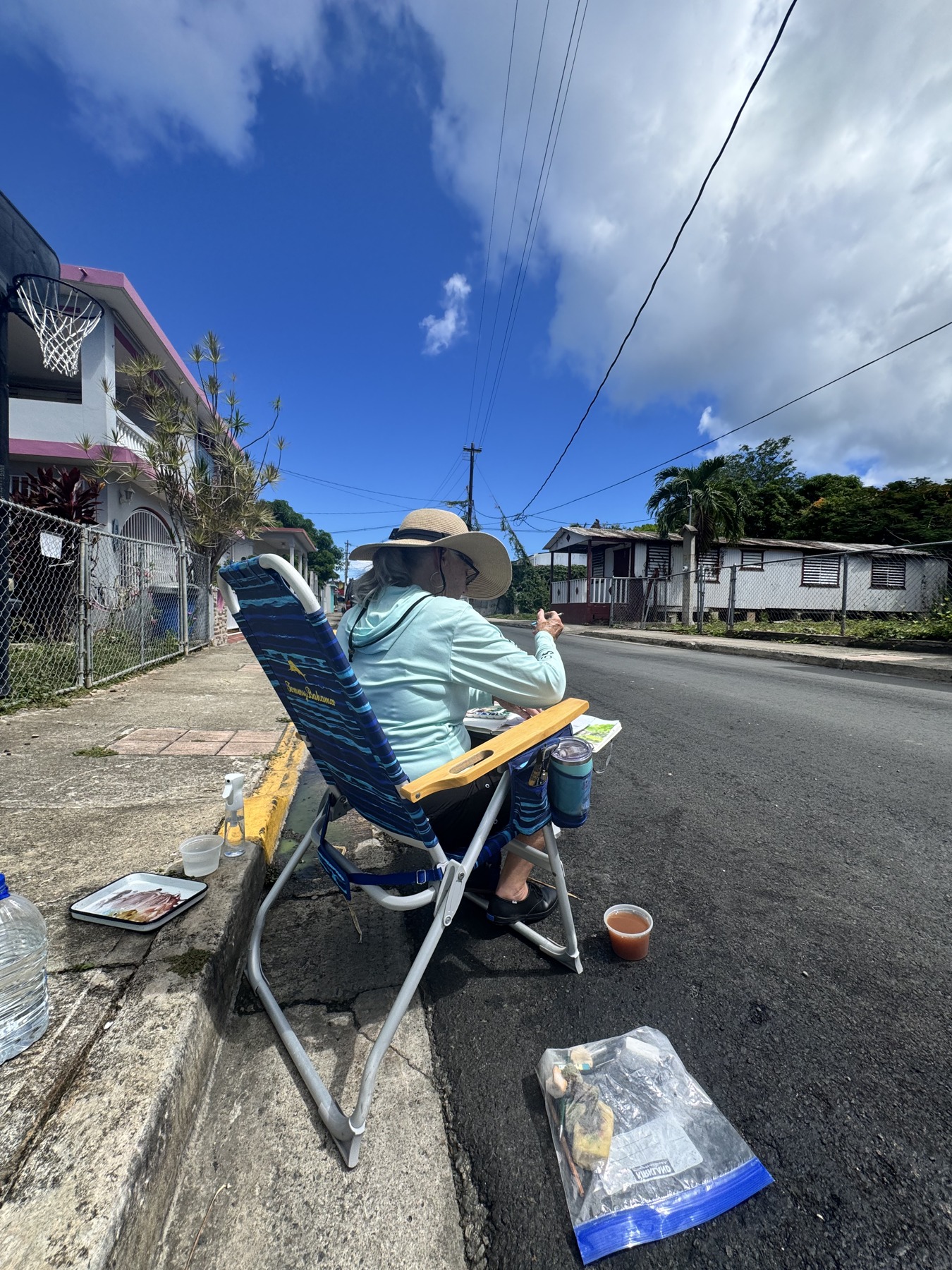 A participant paints the streets of Isabel II outdoors